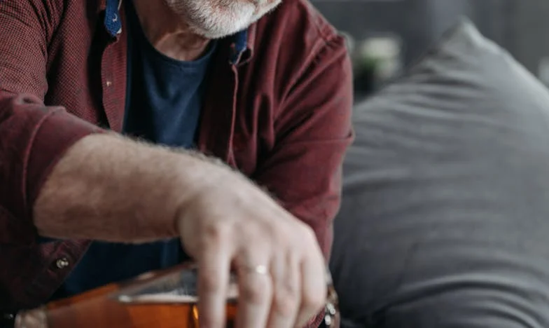 Če še enkrat užališ mojo ženo, nisi več dobrodošla tukaj