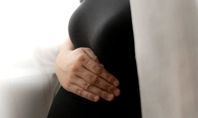 Izgnana zaradi nosečnosti: Deset let kasneje so spet potrkali na moja vrata