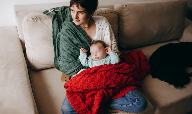 Kdo bo odločil o imenu mojega sina? Ena mama proti senci družinskih pričakovanj