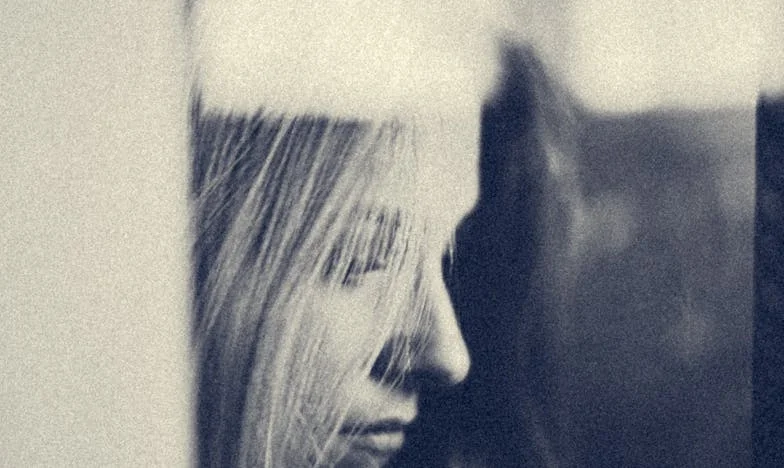 Ko otroci zaprejo vrata: Zgodba o materi, ki išče svoj prostor