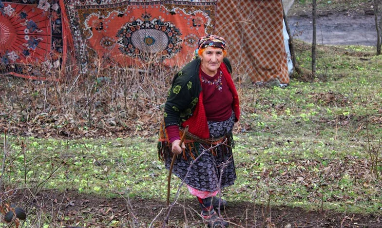 Med Dvema: Materin Boj za Sina