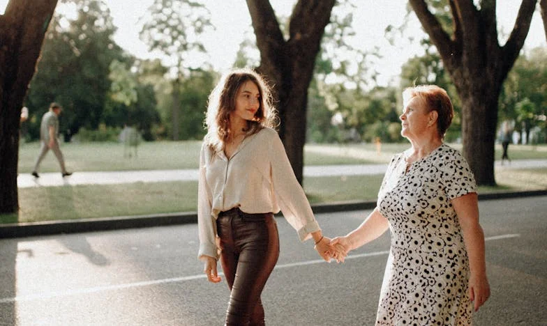 Med dvema svetovoma: Zgodba babice, ki se bori za svojo vnukinjo