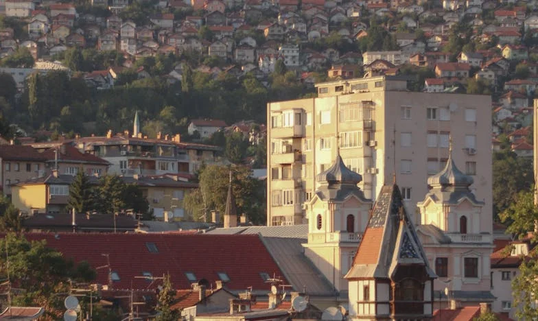 Nočne šepetaje: V senci skrivnosti