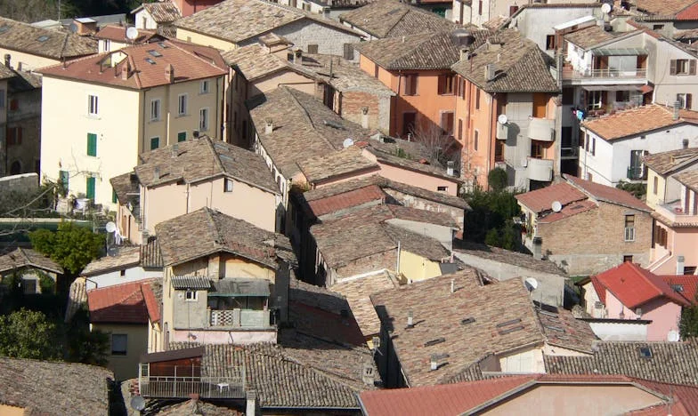 Zavržena po novici o nosečnosti, desetletje kasneje pa prosijo za pomoč