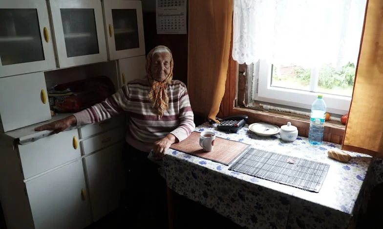 „Babi, mama je rekla, da te bomo dali v dom za ostarele.“ – Moja zgodba o zaupanju, izdaji in iskanju novega doma