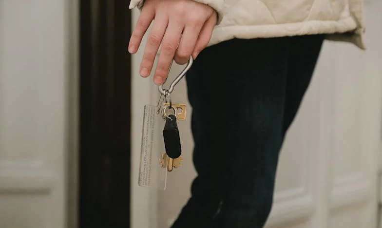 A férjem azt mondta, üzleti útra megy, de a szülészeten találtam rá – három dolgot tettem, ami örökre megváltoztatta az életét