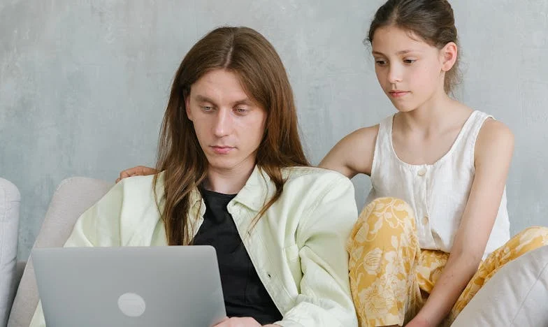 A fiam 35 éves, saját családja van, mégis tőlünk kér pénzt: Meddig tartozom még felelősséggel?