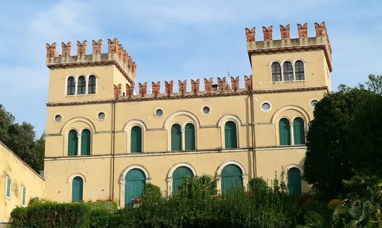 A sínek mellett talált gyermek: Egy titok, amely összetör és összeköt