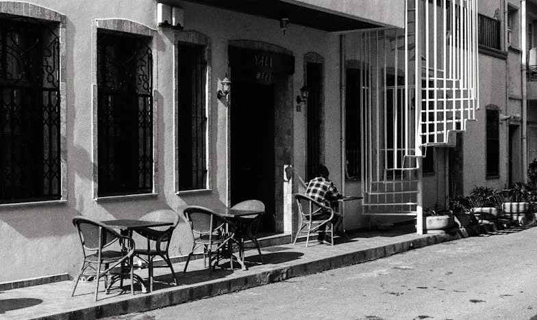 „Da, am inițiat divorțul. Vreau să trăiesc propria mea viață,” spune Maria, în vârstă de 60 de ani, fiicei sale, Aurora