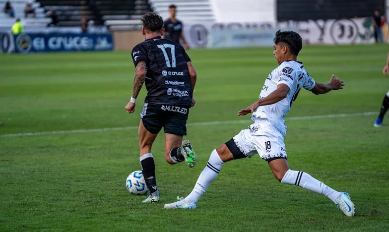 Din Vis la Realitate: Îmbrățișând Bucuriile Neașteptate ale unei Case de Renovare și ale unui Copil Plin de Viață