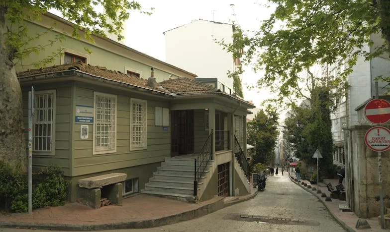 Între două lumi: Cum am găsit liniștea când socrul meu ne-a dat viața peste cap