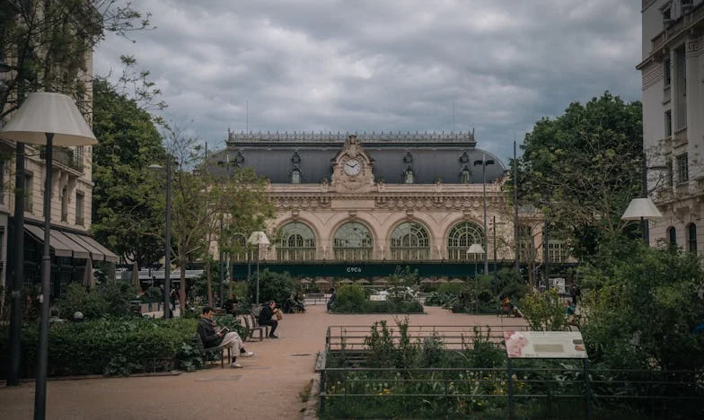 Mama la noi acasă: între datorie și sufocare