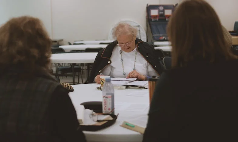 Bunica mea nu vrea să aibă grijă de propriii nepoți, dar îi adoră pe copiii altora