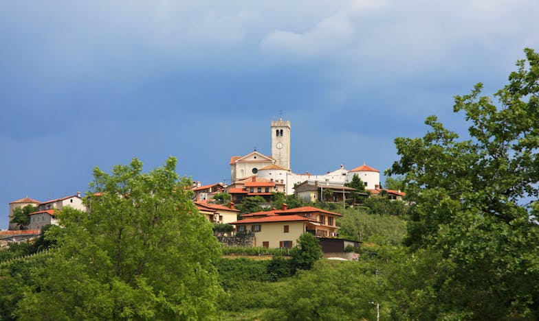 Casa noastră, numele lor: O poveste despre încredere, teamă și familie