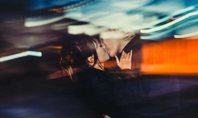 Între două lumi: Povestea mea despre credință, familie și supraviețuire sub același acoperiș