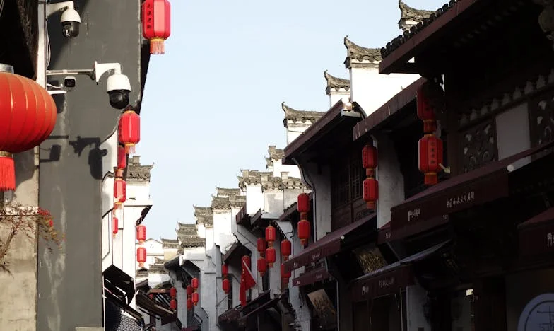 Între două lumi: Povestea unei mame și a fiului ei