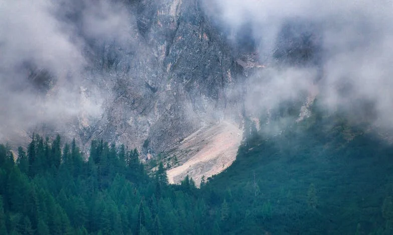 Între Rugăciune și Tăcere: Povestea Împăcării cu Mama