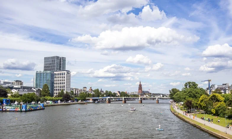 Tata m-a văzut abia după divorț. Acum nu mai știu cine suntem unul pentru celălalt.