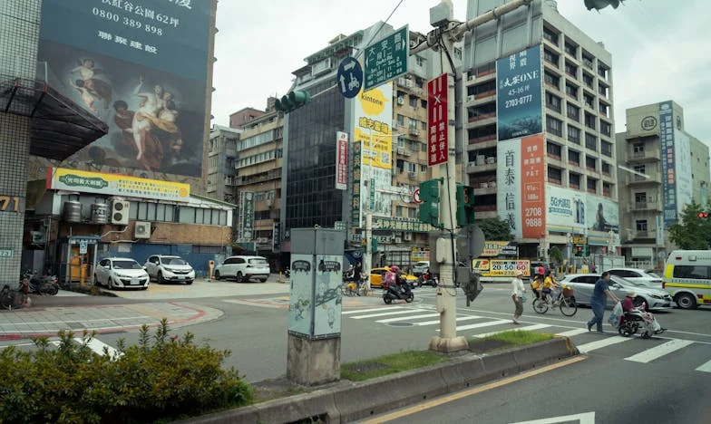 Umbra unui zâmbet: Povestea lui Ilie de la colțul străzii