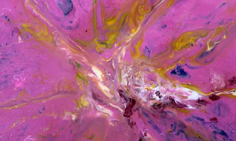 Valentina: Între Oglindă și Privirile Celorlalți