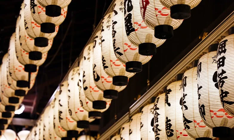 Când dragostea se așază la masă: cum am supraviețuit printre rudele soției mele