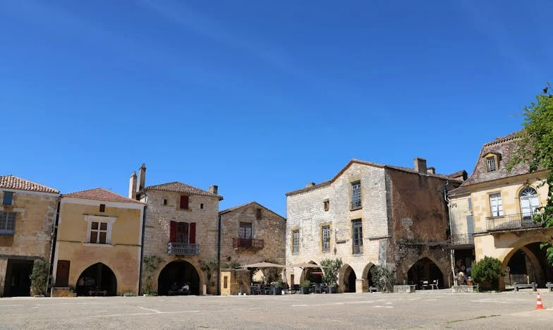 Între două femei și o mamă: Povestea mea despre alegeri, iertare și familie