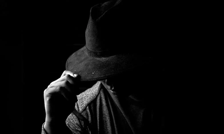 Între două lumi: Povara loialității