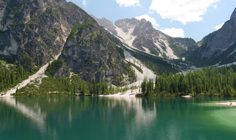 Între două lumi: Povestea unei fiice care nu mai poate fi totul pentru mama ei