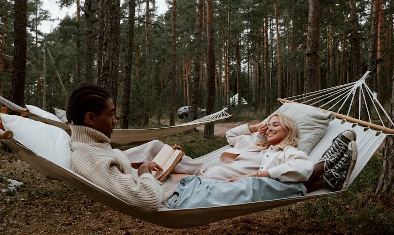 Între două lumi: povestea unei mame care și-a pierdut casa pentru fericirea fiului