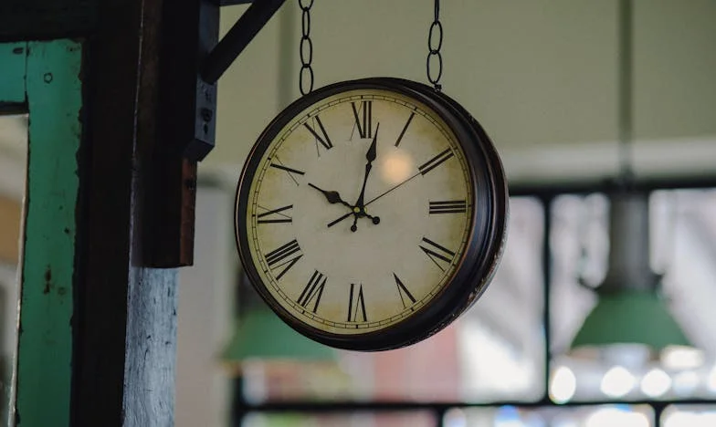 Trei fii, două fiice și o mamă uitată