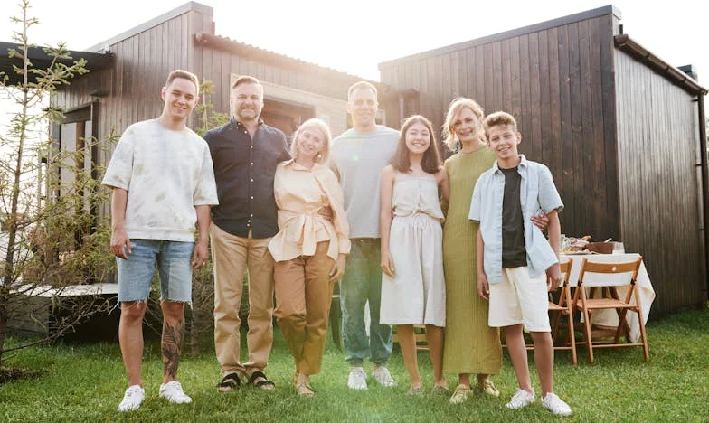 „Fă-ți bagajele și vino la noi!” – Povestea unei nurori captive între două lumi