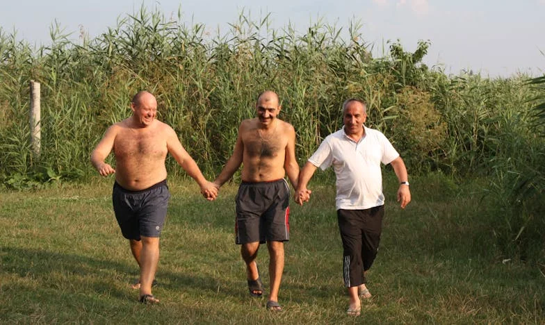 Între Datorie și Iubire: Povestea unei Mame Românce și a Fiului Său