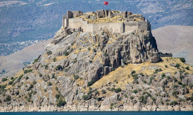 Între două lumi: Povestea unui apartament și a unei familii destrămate