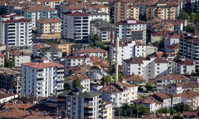 Sub același acoperiș: Povestea unei familii încercate de conviețuire