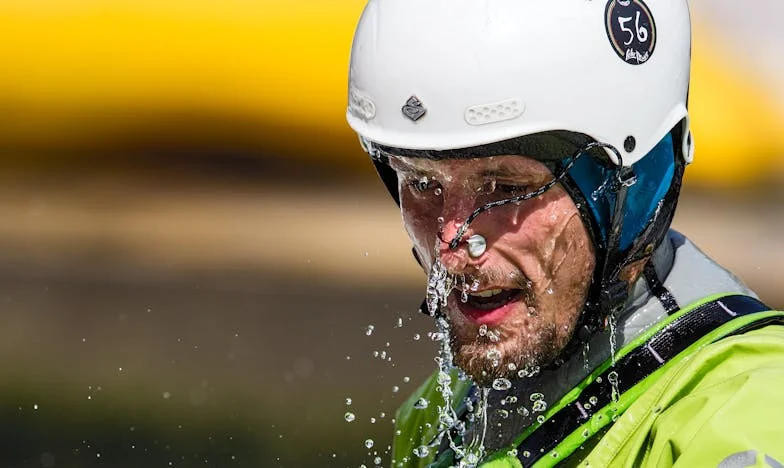 Sub apă rece și spumă: Povestea unei farfurii sparte