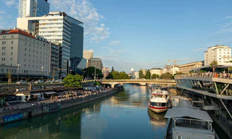 Când totul se prăbușește: Povestea mea despre acuzații, singurătate și regăsire