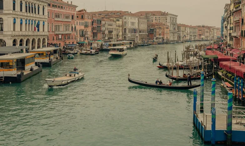 Casa unde pantalonii sunt interziși – Povestea curajului de a fi tu însuți într-o familie cu reguli absurde