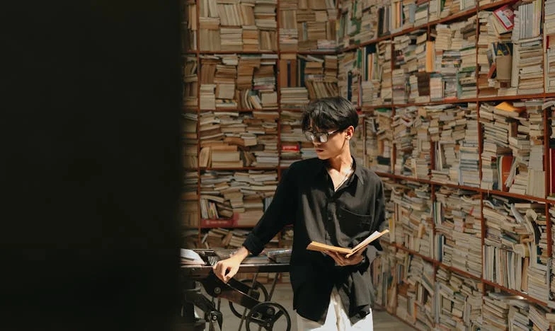 Clopotul de la răsărit și urma măturei – Povestea unui fiu de măturător