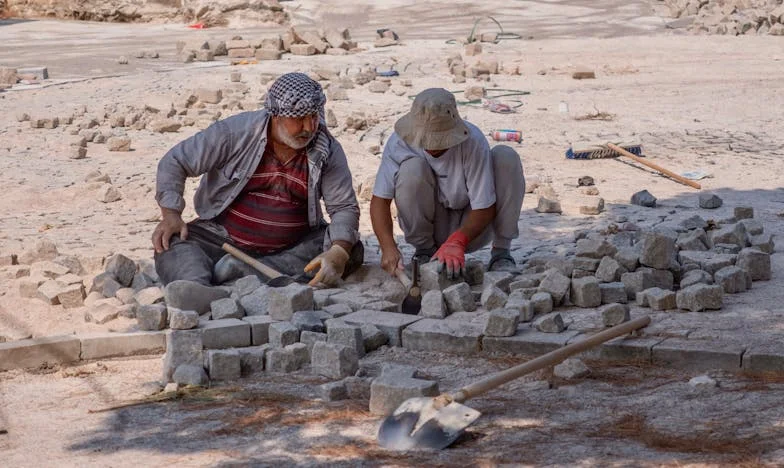 Dincolo de Vorbe: Povestea Mea și a Fratelui Meu, Printre Răutăți și Visuri