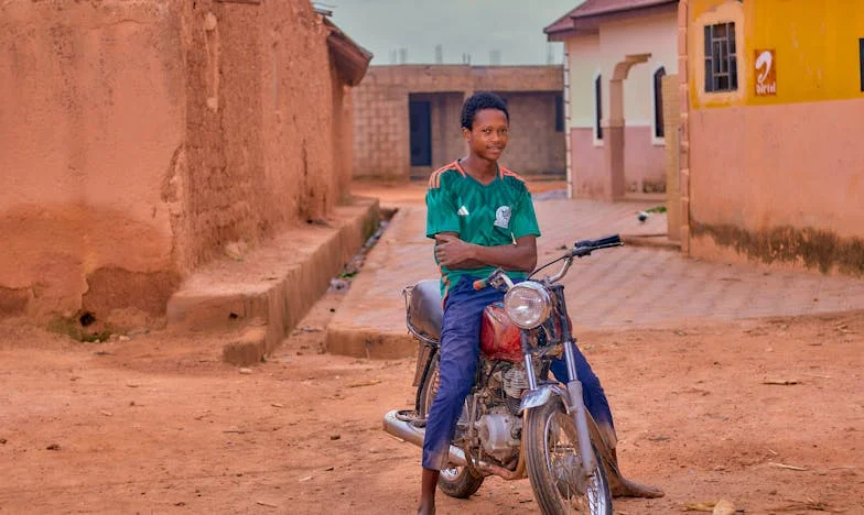 În Umbra Nepăsării: O Fiică în Căutarea Vocii Sale