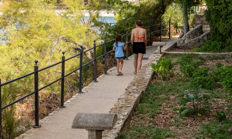 Între datorii și tăceri: Povestea mea și a surorii mele