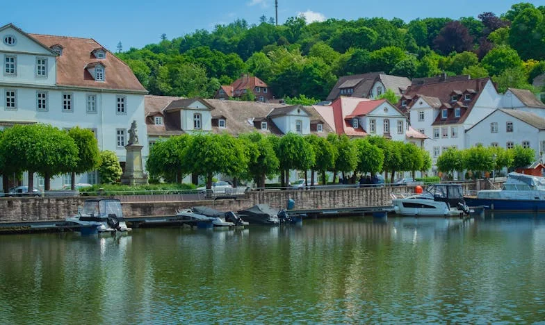 Între două lumi: Povestea unei fiice, a unui fiu și a unui tată uitat