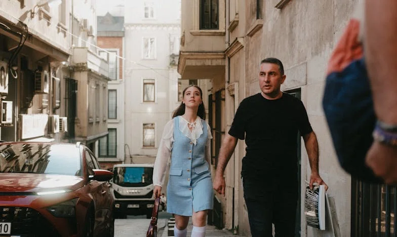 Tăcerea dincolo de pereți: Povestea unei mame românce în străinătate