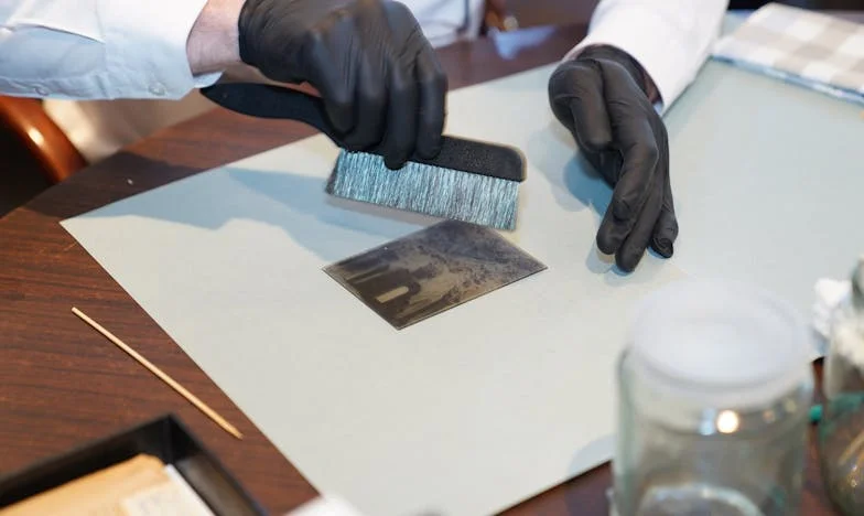 Umbra Singurătății: Povestea unei Bătrâne Într-o Lume Grăbită