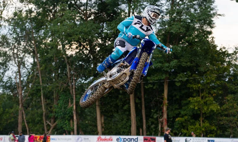 Banii mei, tăcerea mamei: Povestea unei iubiri ascunse