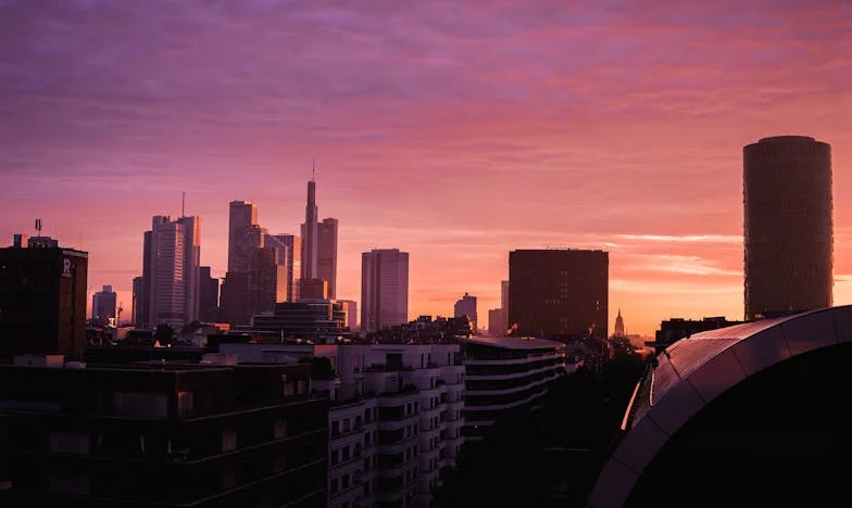 „Dacă mă iubești, renunță la job!” – Mărturia unei soții între familie și libertate