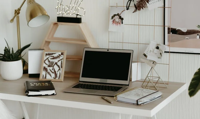 Frânturi de Încredere: Doisprezece Ani de Tăcere