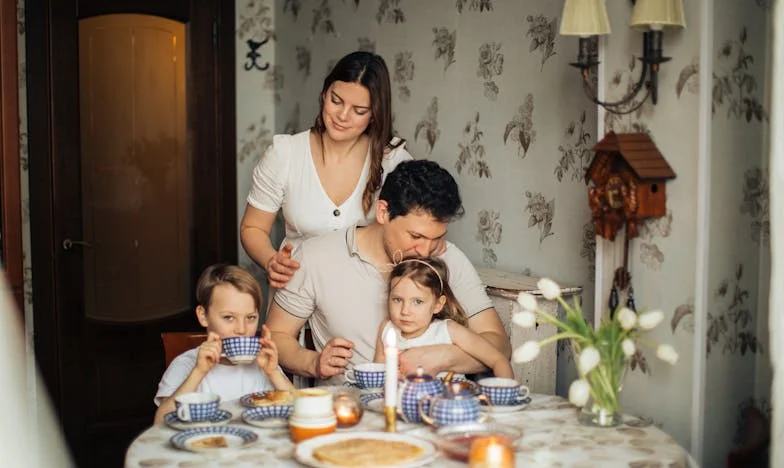 Între copilărie și responsabilitate: Povestea mea de mamă adolescentă la Iași