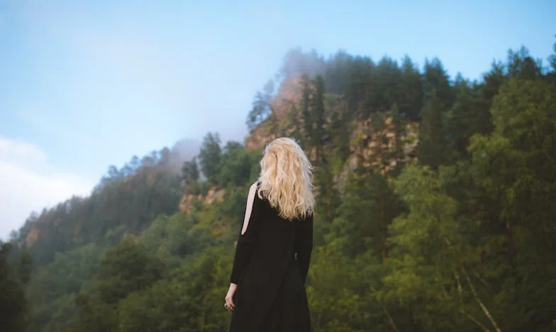 Între dorința de a fi aproape și povara așteptărilor: Povestea unei fiice