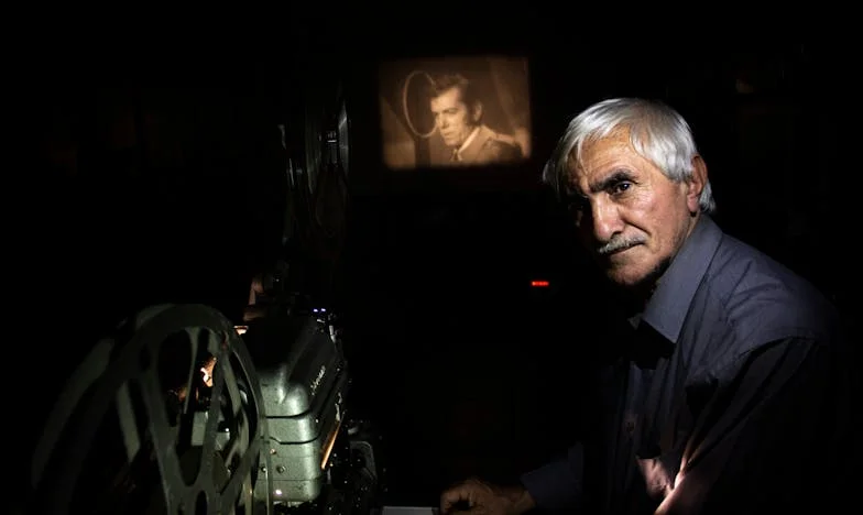 Între dorința de iubire și teama de a fi uitată: Povestea unei mame singure